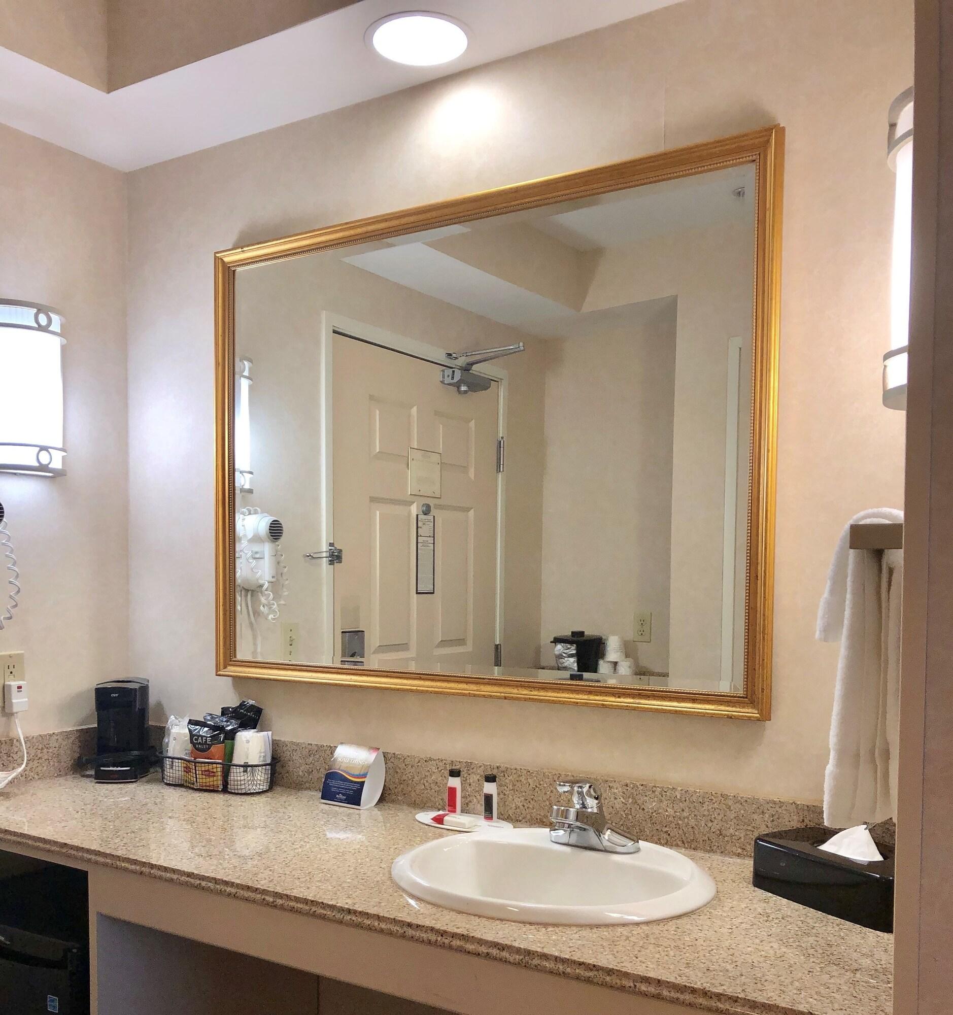 Hotel Western Byron Center 3*