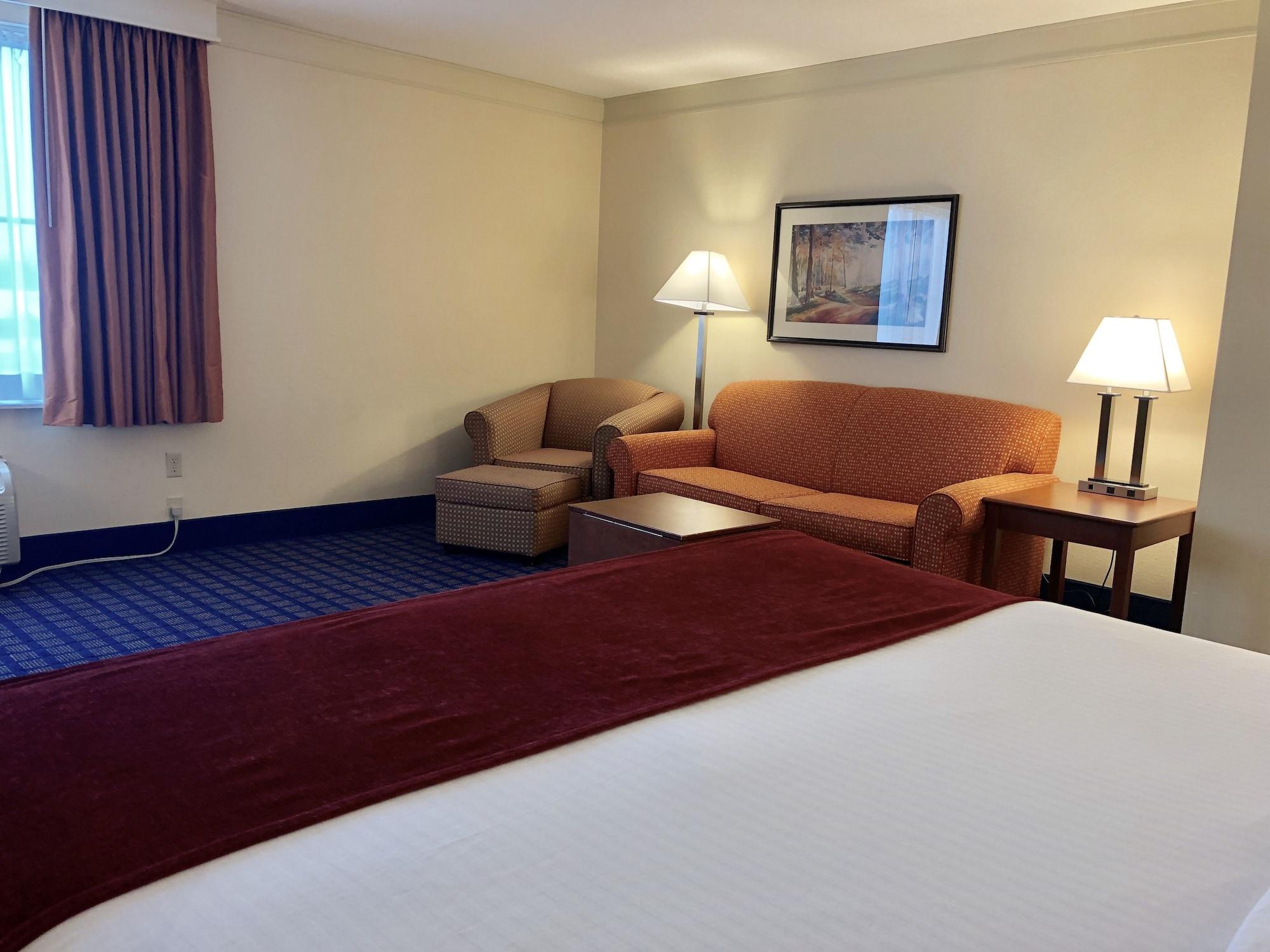 Western Byron Center Hotel 3*