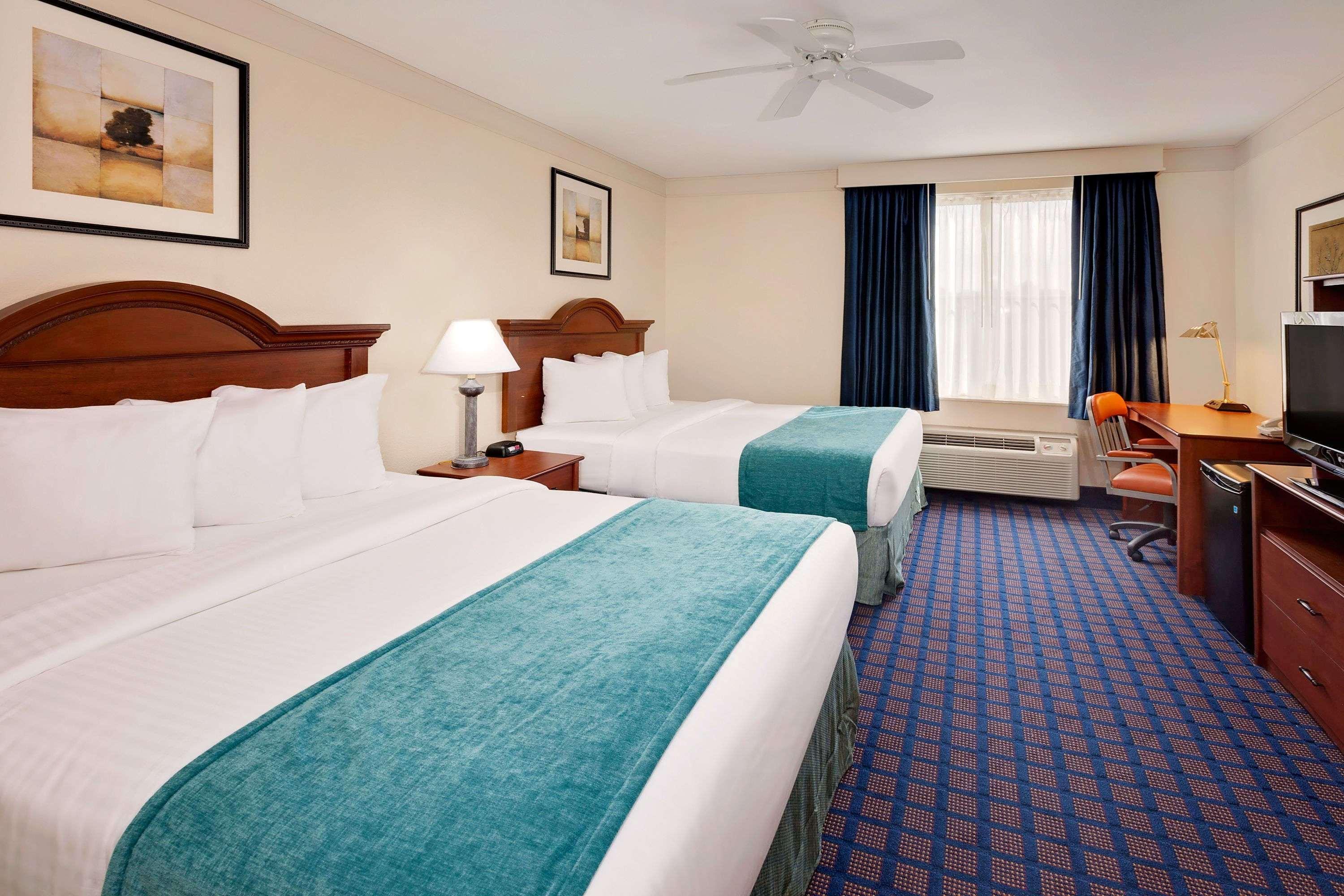 Hotel Western Byron Center 3*